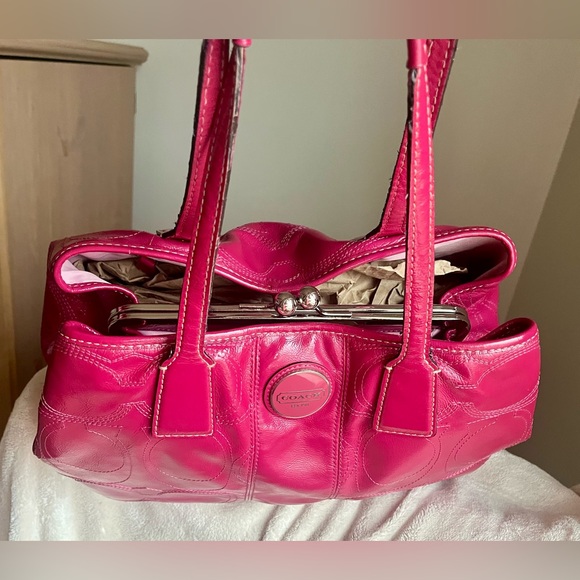 Coach kiss lock #E1093-F15658 signature hot pink patent leather purse - Picture 7 of 17